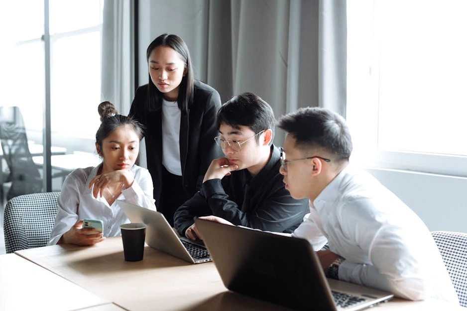 Ofiste bir proje üzerinde işbirliği yapan çeşitli yaşlardan profesyonellerden oluşan bir ekip