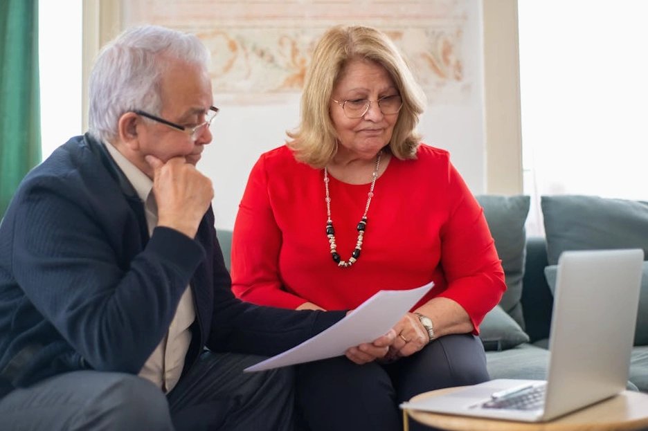 Finansal verileri analiz eden bir profesyonelin bulunduğu modern bir ofis panosu